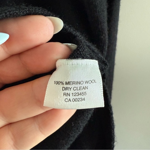 Lord & Taylor black merino wool V-neck relaxed fit sweater - Large NWT - Picture 6 of 6